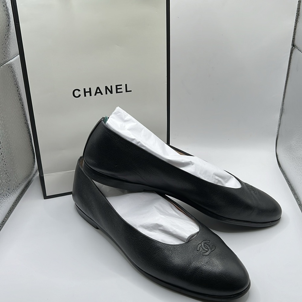 EUC Chanel Black Ballet Flats Size 39 Chanel Logo on Front Toe